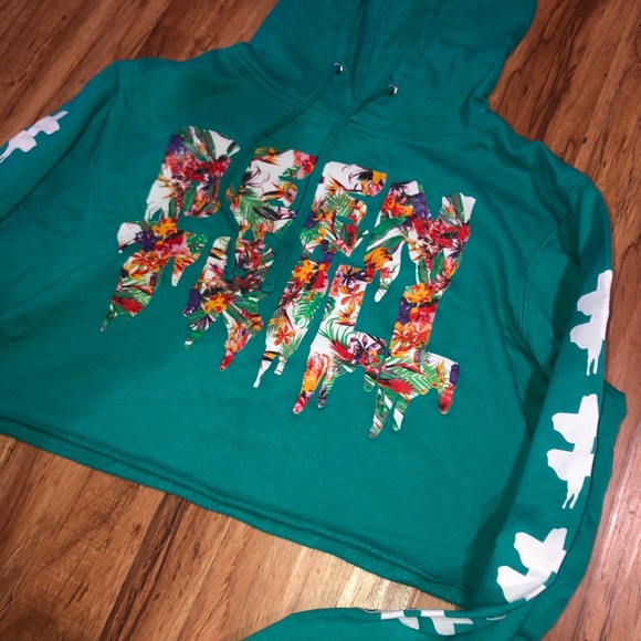 been trill cropped sweater L. Condition is "Pre-ow - Picture 2 of 2